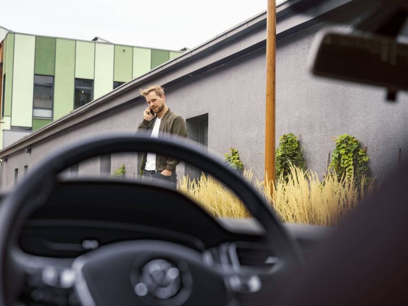 Regardant à travers le pare-brise d'une VW, lien vers la page « Garanties et couverture » de VW.
