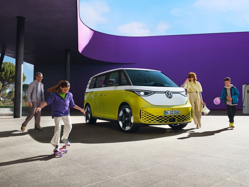 A family stands around the VW ID. Buzz.