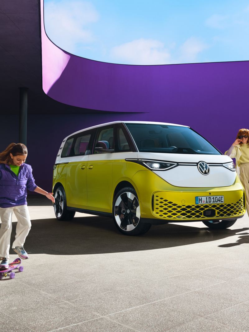 A family stands around the VW ID. Buzz.