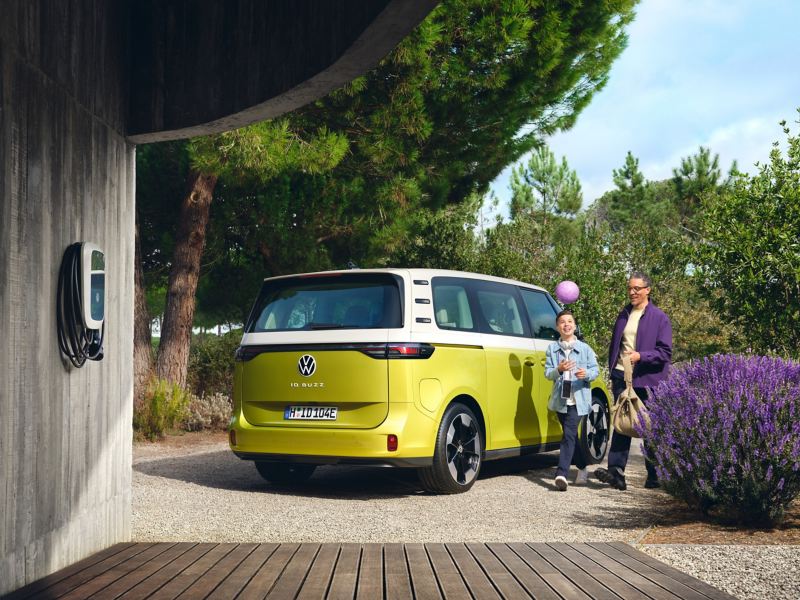 The VW ID. Buzz stands on a driveway.