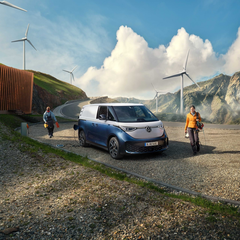 Der VW ID. Buzz Cargo parkt in den Bergen.