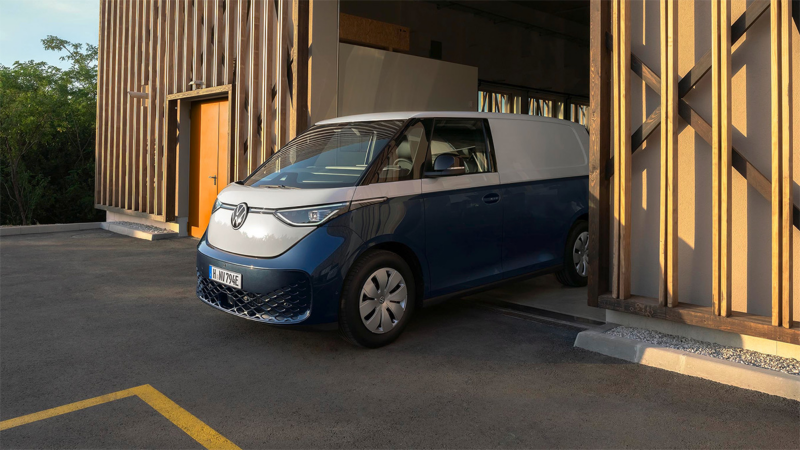 VW ID. Buzz Cargo na autostradzie.