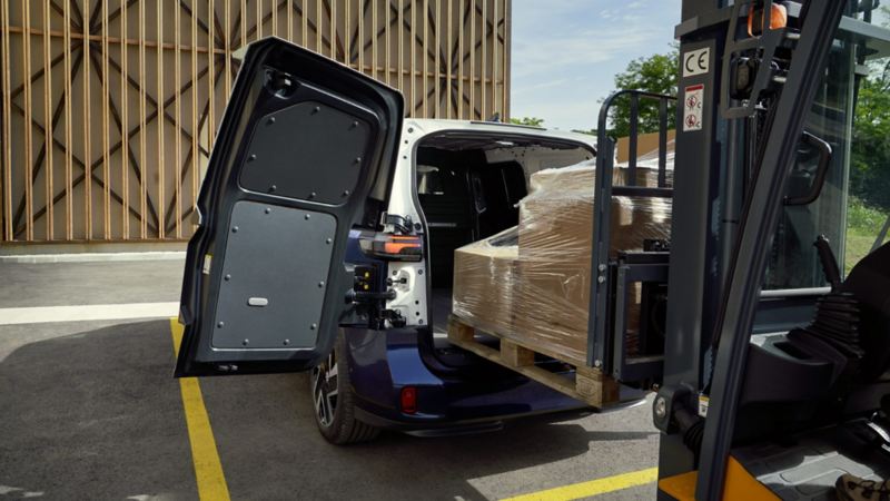 VW ID. Buzz Cargo elbil lastas med en gaffeltruck