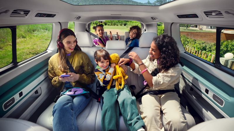 Familj i baksätet på rymliga VW ID Buzz