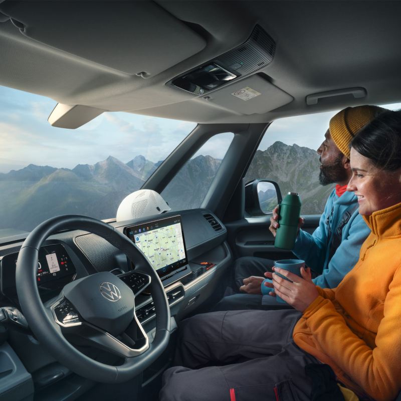 Zwei Handwerker sitzen im VW ID. Buzz.