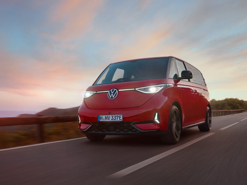 Volkswagen ID. Buzz jedzie po trasie wieczorem.