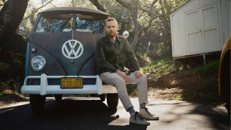 Ewan McGregor at an electrified VW T1 Bulli.