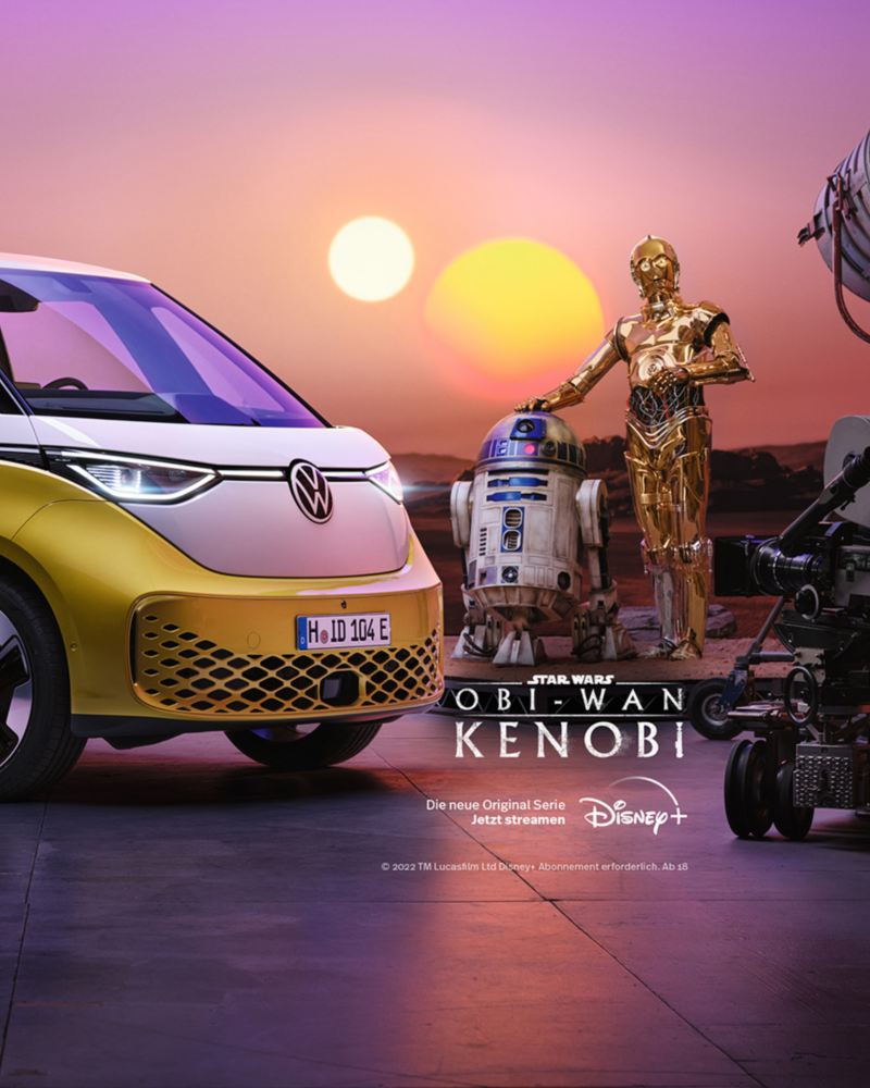 Seitenansicht eines weiß-gelben VW ID. Buzz, der scheinbar auf einem fremden Planeten parkt und Strom lädt. Die Star Wars Droiden R2-D2 und C-3PO schauen dabei zu.