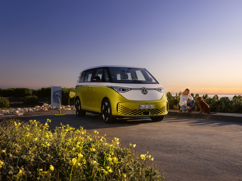 En gulvit ID. Buzz minibuss i solnedgång.