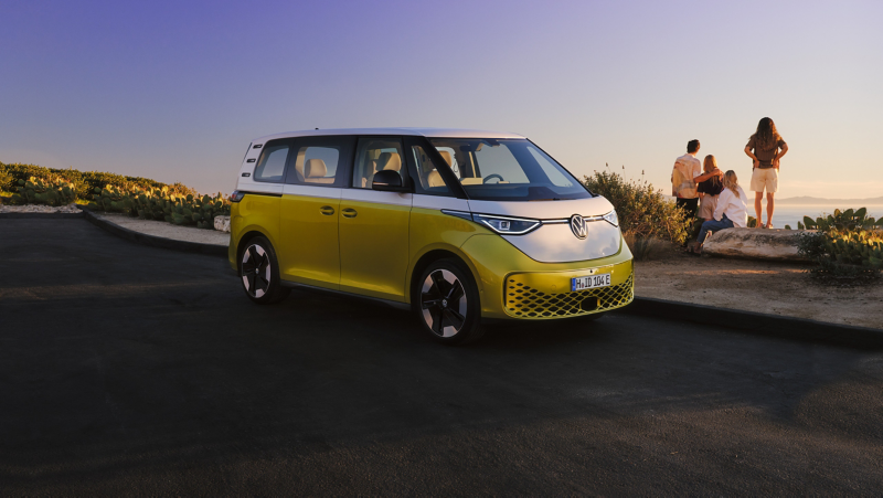 El VW ID. Buzz estacionado en un mirador junto a una familia que observa el paisaje. 