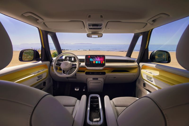 Vue du Digital cockpit du Volkswagen ID. Buzz avec vue sur la mer au travers du pare brise