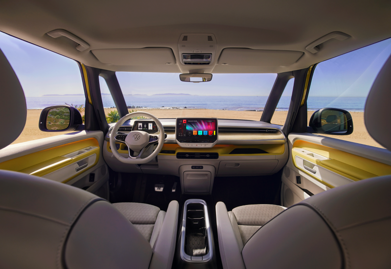 Vue du Digital cockpit du Volkswagen ID. Buzz avec vue sur la mer au travers du pare brise