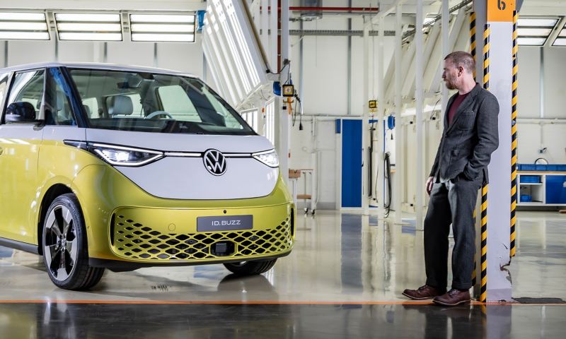 Rollkaraktären Obi Wan Kenobi och Volkswagens märkes-ambassadör Ewan McGregor tittar på nya VW ID. Buzz.