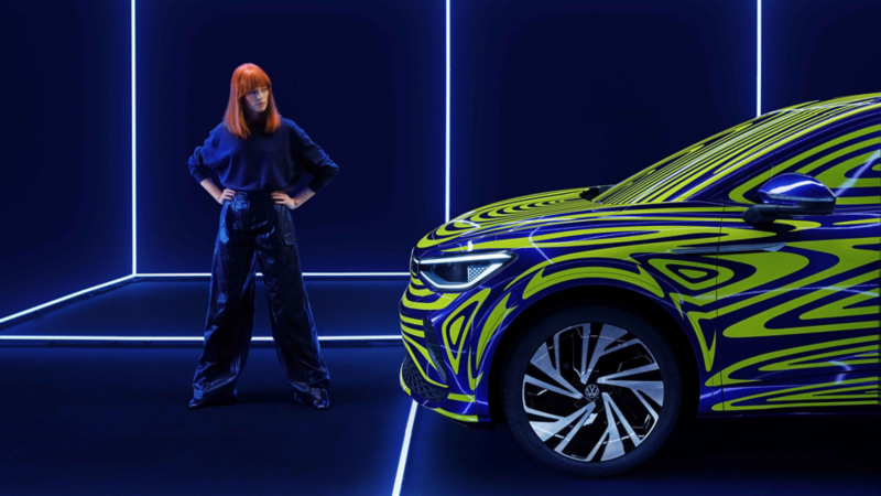 Vrouw kijkt naar de voorzijde van de VW ID.4