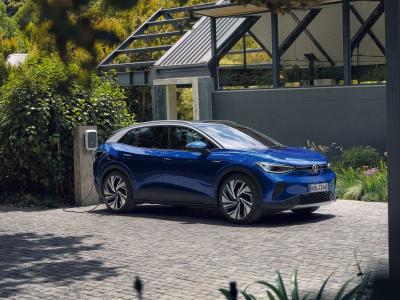 ID.4 VW mentre effettua la ricarica attraverso una Wallbox ID. Charger.