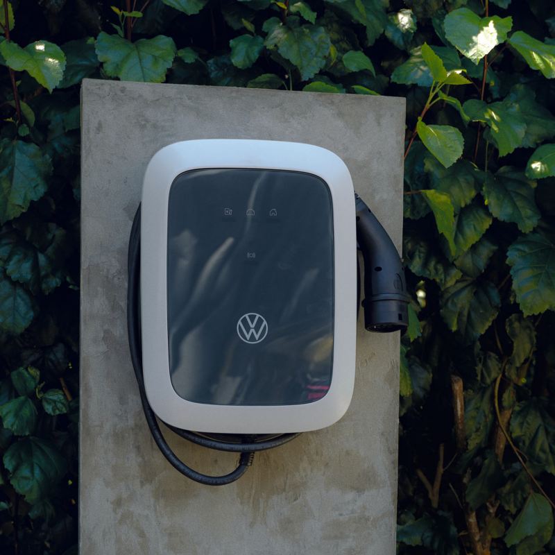 ID. Charger Wallbox mit Ladekabel an einer Säule.