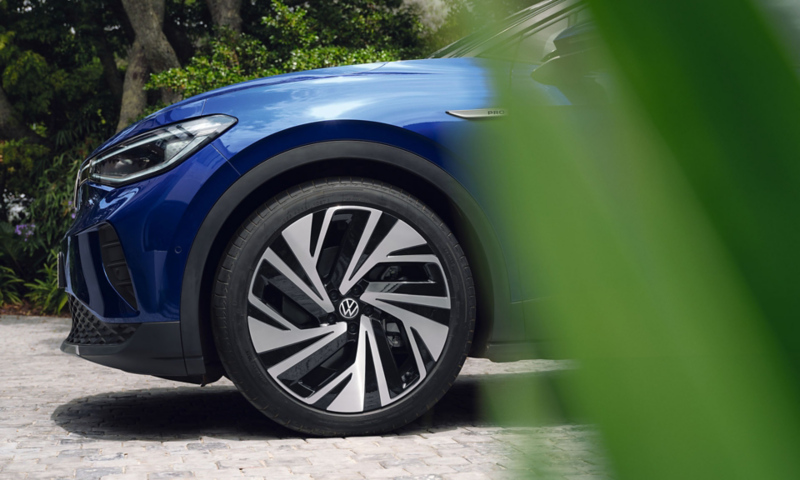 VW ID.4 mežā