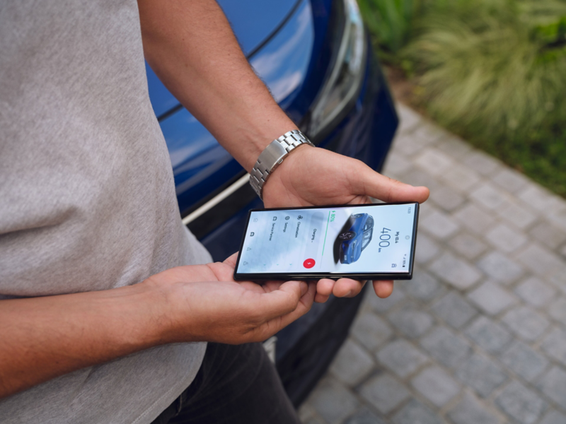Une personne configure sa voiture ID.4 depuis son téléphone