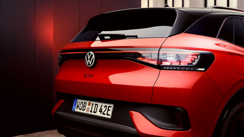 VW ID.4 GTX rossa vista da dietro. Portellone posteriore chiuso.