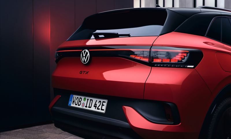 Volkswagen ID.4 GTX rossa vista da dietro. Portellone chiuso.