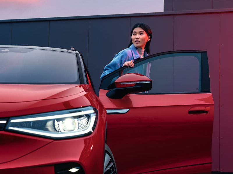 VW ID.5 GTX i rött, fronten synlig, kvinna kliver ur