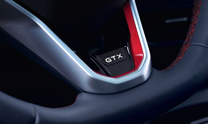 VW ID.4 GTX – kabine med blik på rat med GTX-modelbetegnelse.