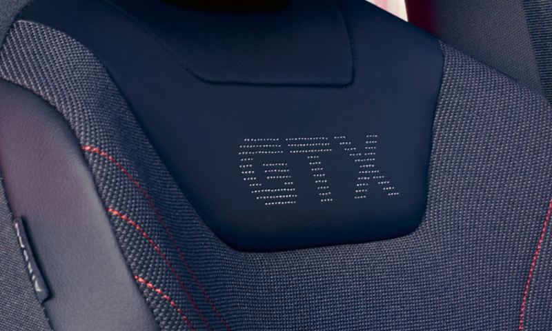  VW ID.4 GTX – kabine med blik på et sæde. GTX-modelbetegnelse i sædeindtrækket.