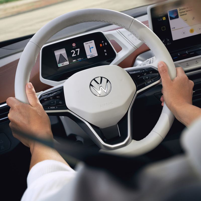 VW ID.4 salons, detalizēts skats uz balto daudzfunkciju stūres ratu