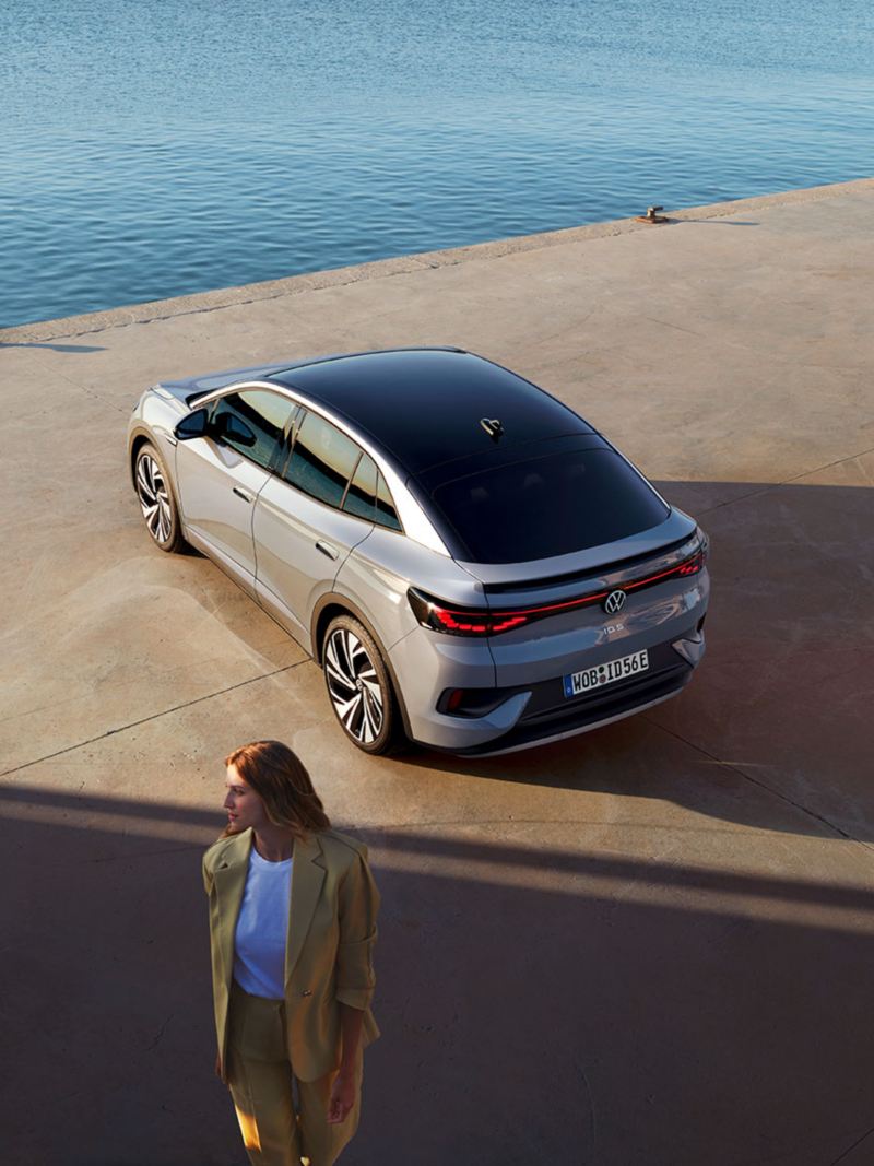 VW ID5 SUV coupé sett bakfra, en kvinne står foran