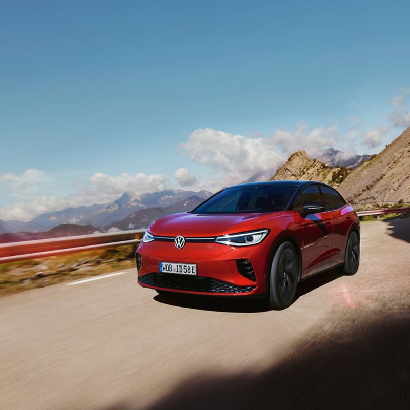 Roter ID.5 GTX fährt auf einer Bergstraße