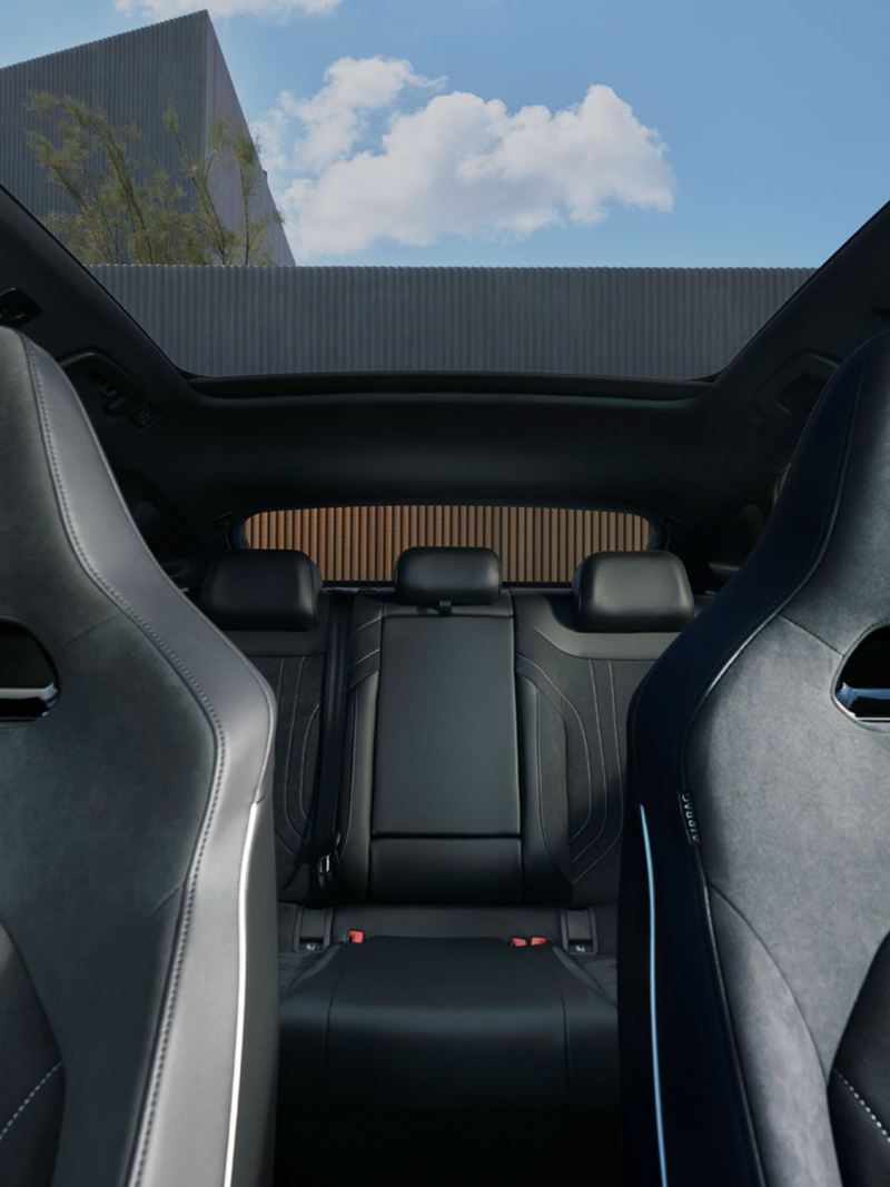 VW ID.5 interjero vaizdas, iš priekio matomas panoraminis stoglangis, priekinės ir galinės sėdynės 