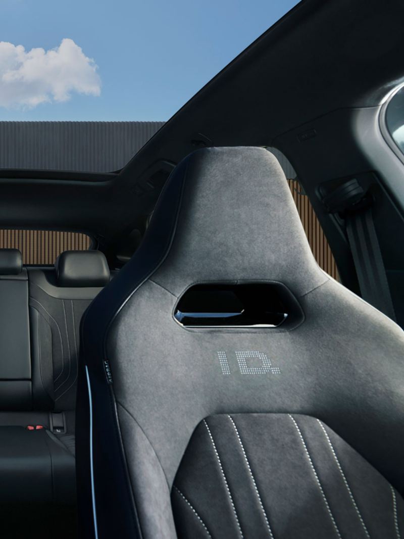 VW ID.5 interjero vaizdas, iš priekio matomas panoraminis stoglangis, priekinės ir galinės sėdynės 