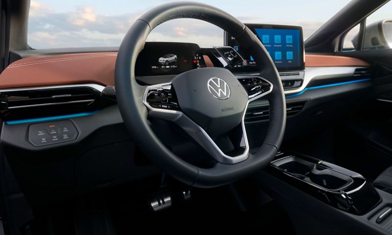 Innenansicht eines VW ID.5, Blick von hinten auf Vordersitze, auf das Lenkrad und die Instrumententafel