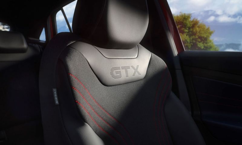 Il logo GTX sul sedile del conducente di una Volkswagen ID.5 GTX rossa. 