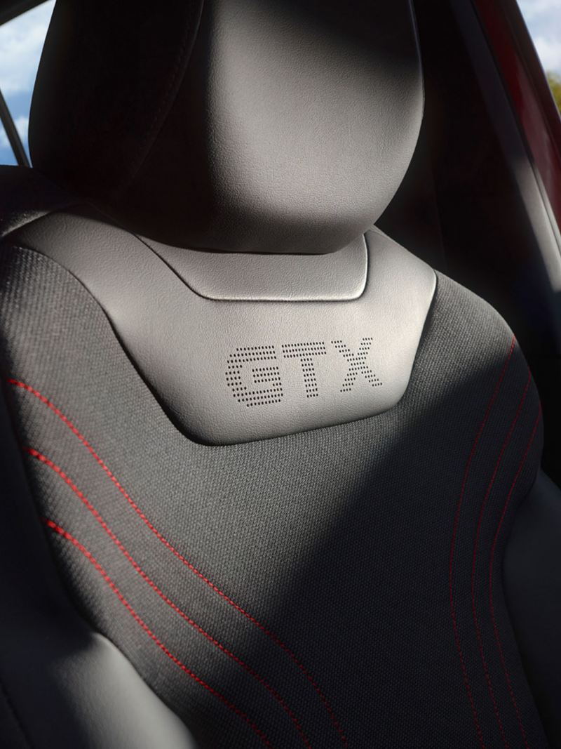 GTX emblema ant vairuotojo sėdynės raudono Volkswagen ID.5 GTX viduje.