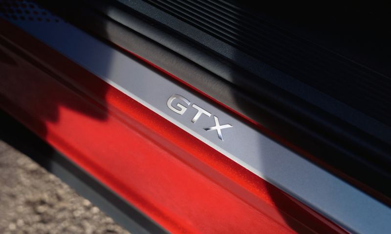GTX-modelbetegnelse i førerdøren på en VW ID.5 GTX i Kings Red Metallic.