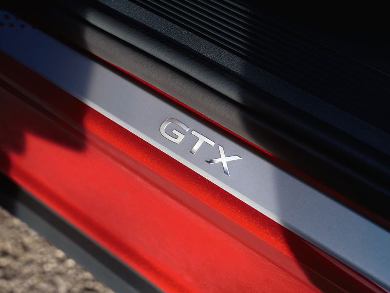 Ein GTX Schriftzug steht in der Fahrertür eines VW ID.5 GTX in Kings Red Metallic.