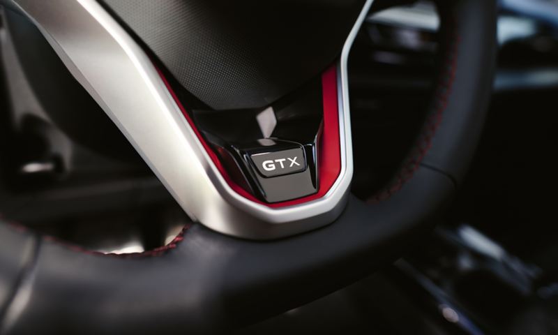 Logo GTX sur le volant d’une VW ID.5 GTX rouge.