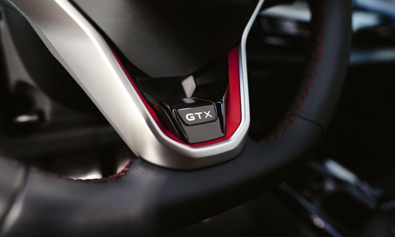 Logotipo GTX en el volante de un VW ID.5 GTX rojo.