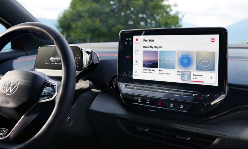 Дисплей дополнительной навигационной системы «Discover Pro» в красном цвете VW ID.5 GTX. На дисплее отображается Apple Music.