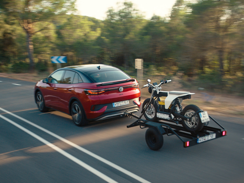 vw id5 gtx sett bakfra i fart med en tilhenger bak