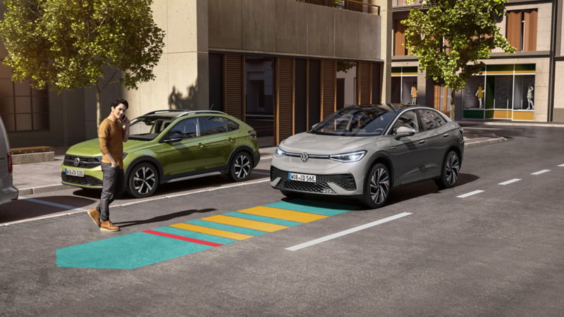 The schematic illustration shows how Front Assist works using a VW ID.5 as an example.