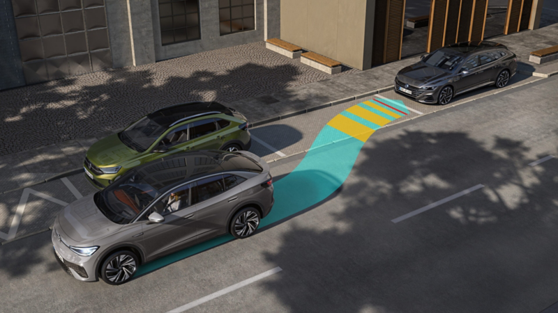 L’illustration schématique montre le fonctionnement de Park Assist Plus à l’aide d’un VW ID.5.