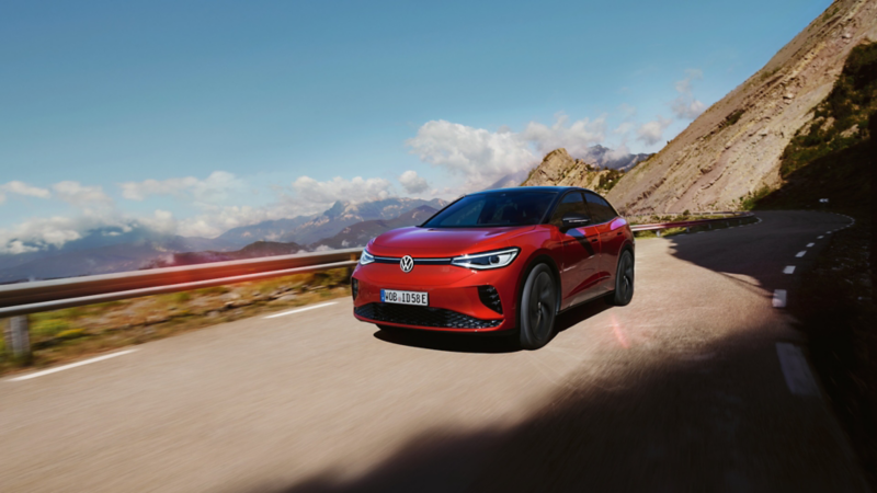 Ein roter VW ID.5 GTX fährt durch eine Berglandschaft.