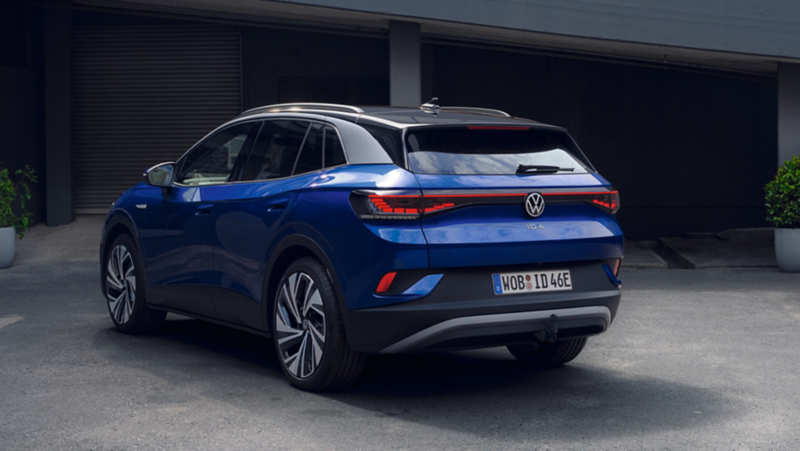 Heckansicht eines parkenden VW ID. 4 in blau.