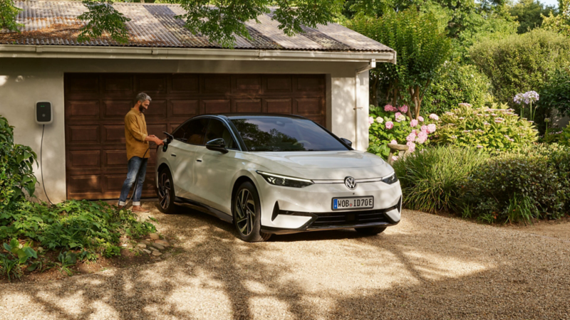 Une VW ID.3 est garé en charge devant une porte de garage.