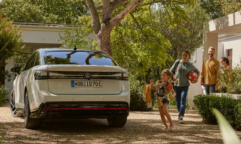 Una famiglia che sta per salire sull'auto elettrica ID.7