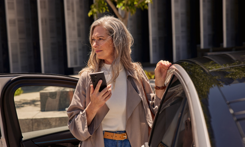 Une femme utilise son smartphone.