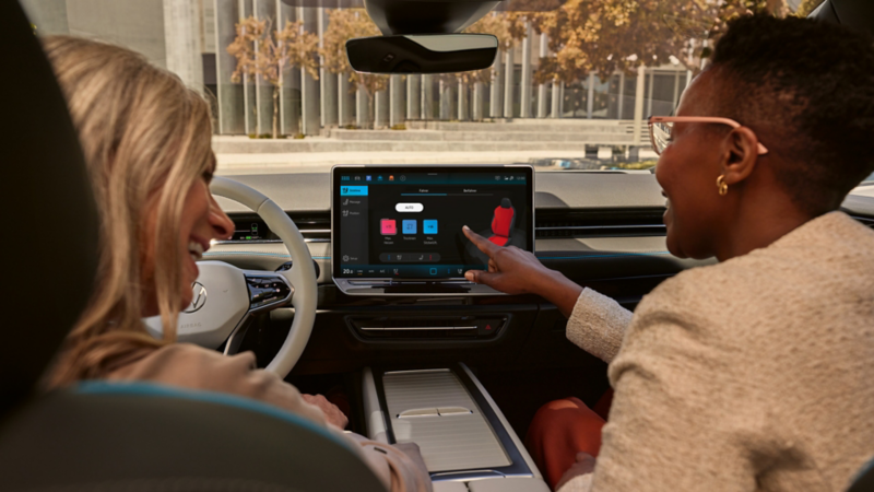 En kvinde nyder tiden i sin VW-bil med moderne infotainmentsystemer