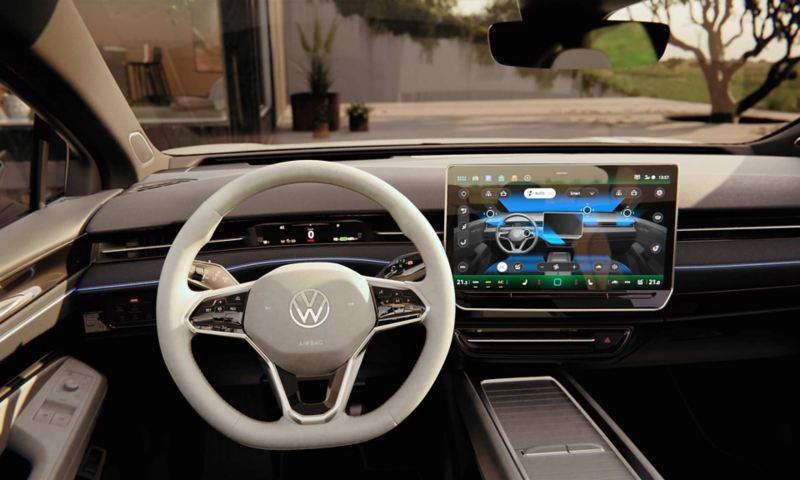 Vue sur le Digital Cockpit dans la VW ID.7. Sur l'écran, on peut voir la fonctionnalité du système de climatisation avec les fentes d'aération électriques.